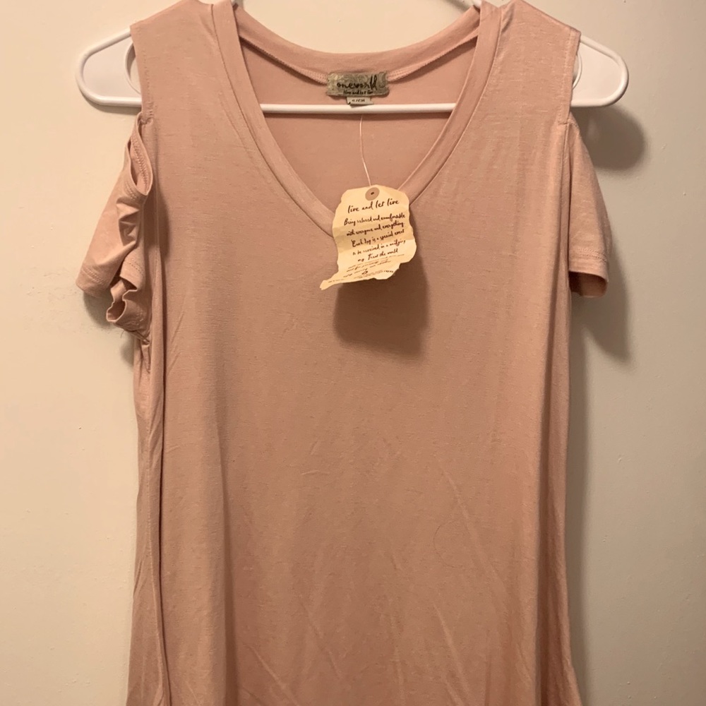 Cold shoulder T